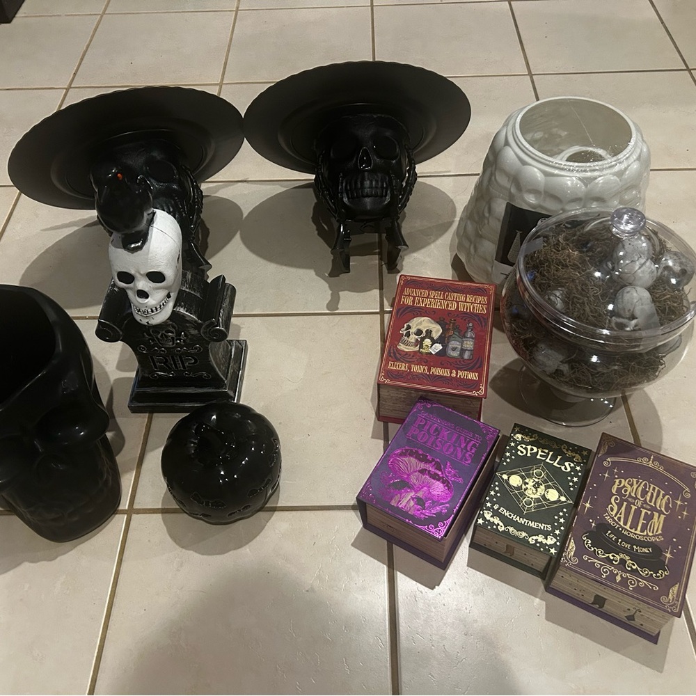 Halloween Skull Decor Set